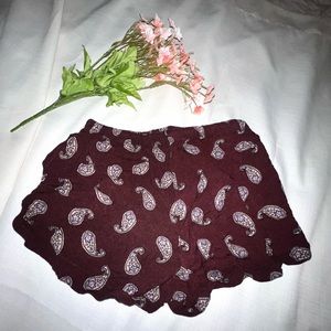 TILLY’S MAROON PAISLEY FLOWY SHORT